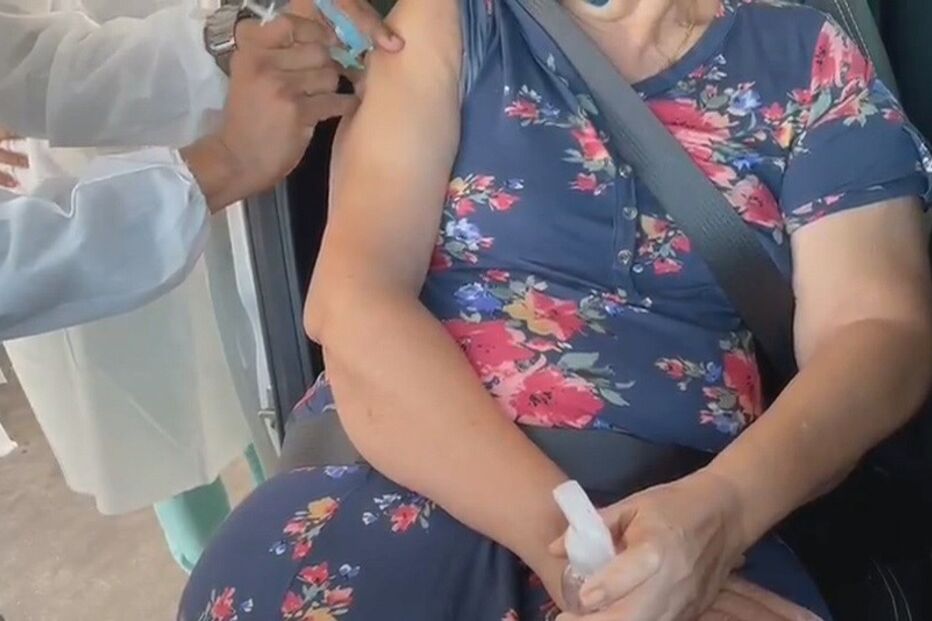 Polémica com falsas vacinas da Covid-19 no Brasil Enfermeiros acusados de fingir injeção de líquido em idosos