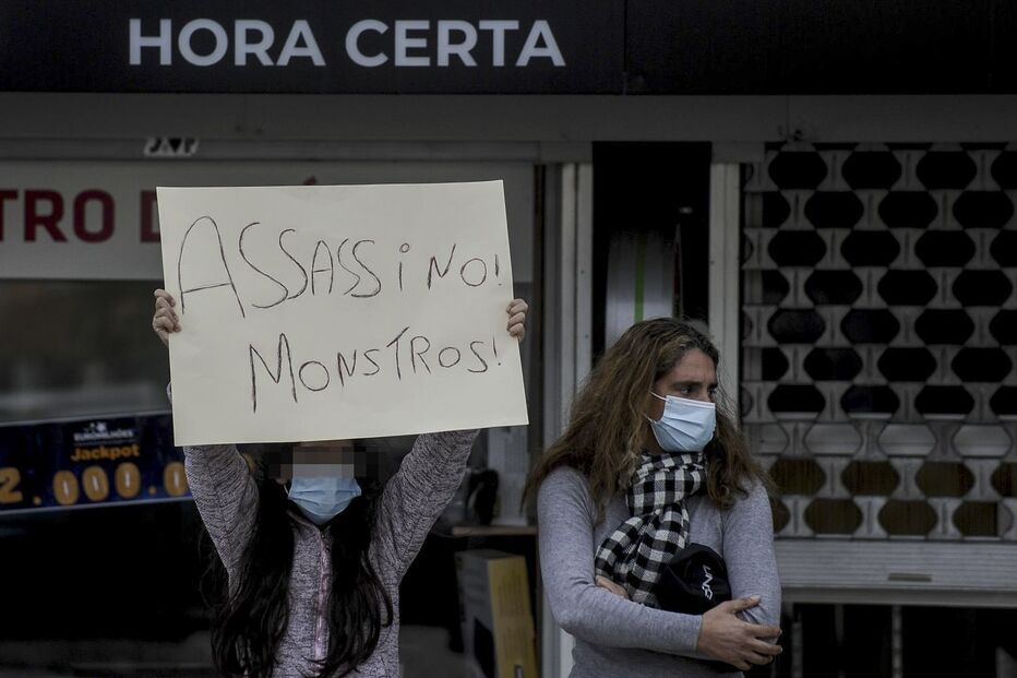 Uma jovem criança esteve toda a manhã com um cartaz em protesto silencioso no julgamento do caso Valentina