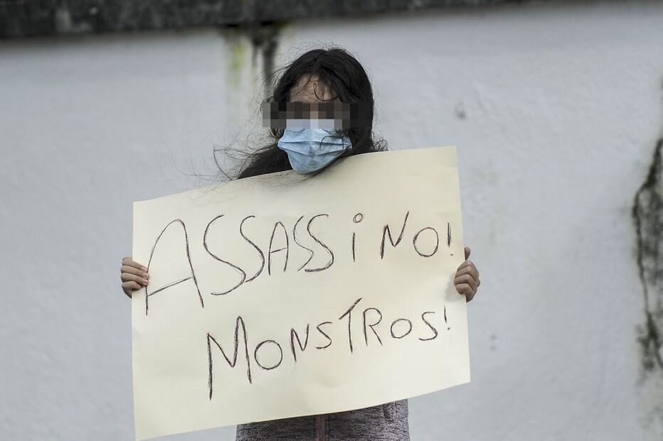 Uma jovem criança esteve toda a manhã com um cartaz em protesto silencioso no julgamento do caso Valentina