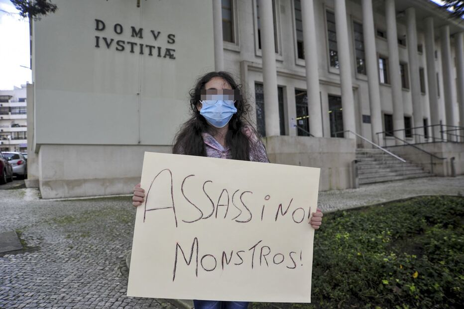 Uma jovem criança esteve toda a manhã com um cartaz em protesto silencioso no julgamento do caso Valentina