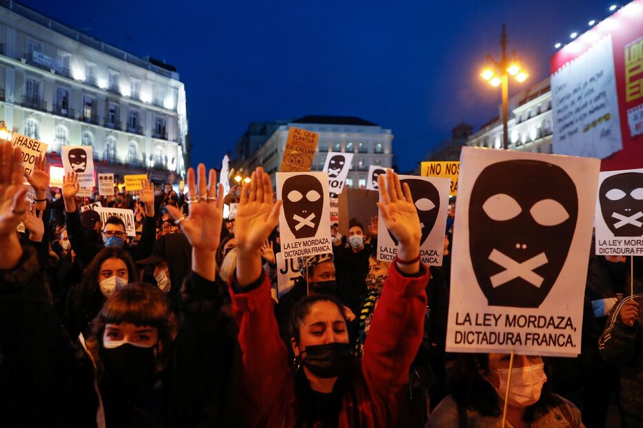 Caos nas ruas de Espanha em protestos contra detenção de rapper anti-monarquia