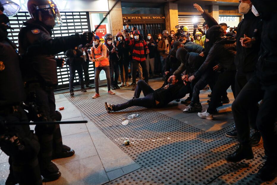 Caos nas ruas de Espanha em protestos contra detenção de rapper anti-monarquia