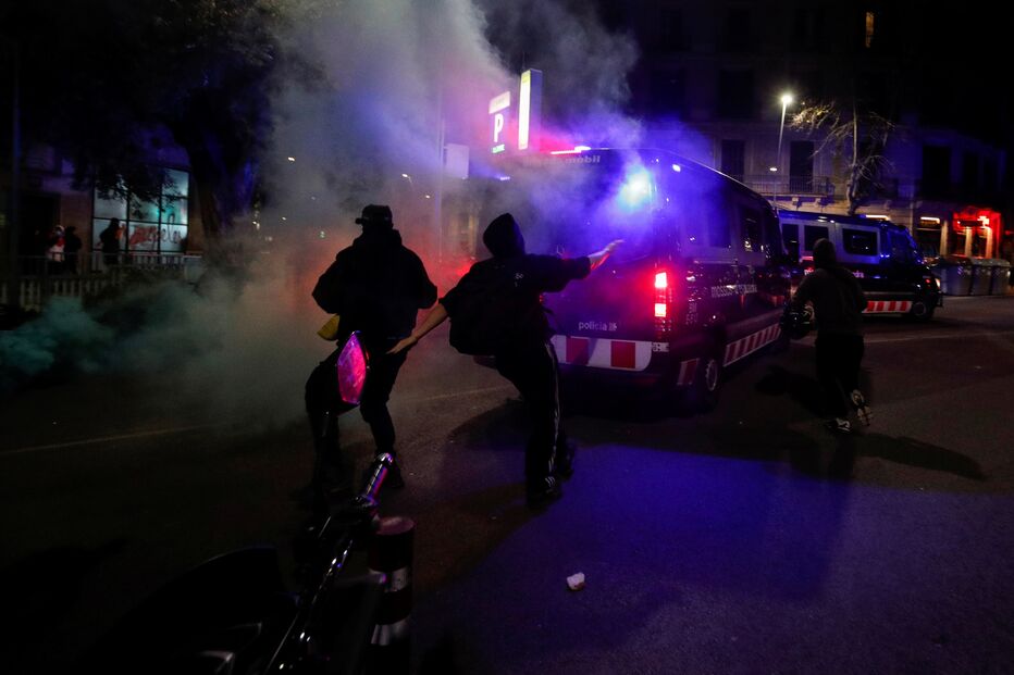 Caos nas ruas de Espanha em protestos contra detenção de rapper anti-monarquia