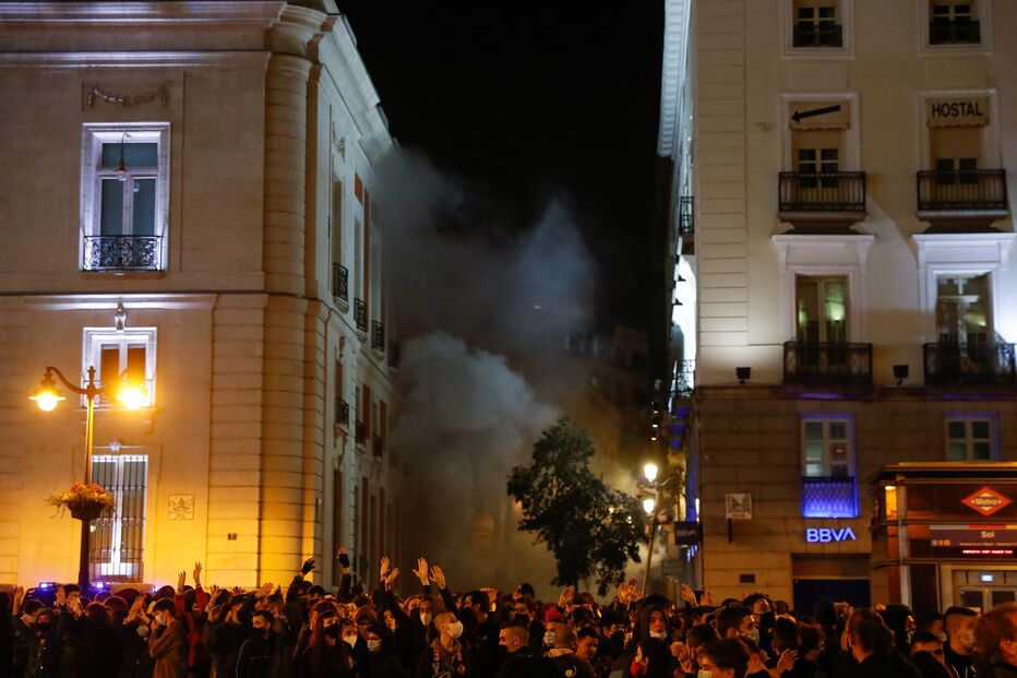 Caos nas ruas de Espanha em protestos contra detenção de rapper anti-monarquia