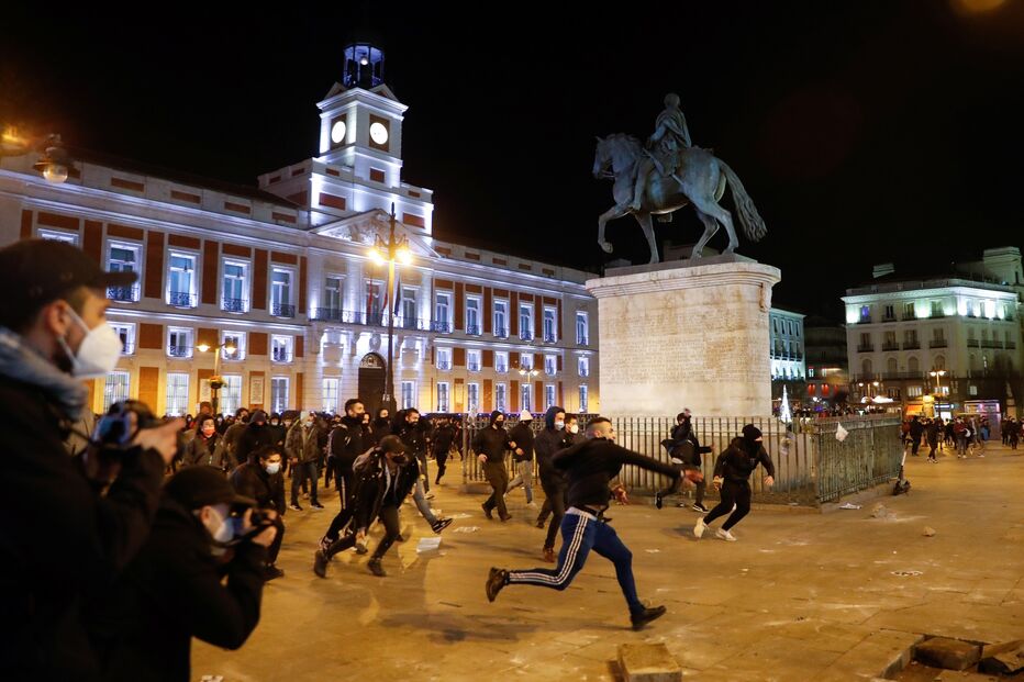 Caos nas ruas de Espanha em protestos contra detenção de rapper anti-monarquia