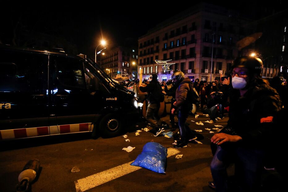 Caos nas ruas de Espanha em protestos contra detenção de rapper anti-monarquia