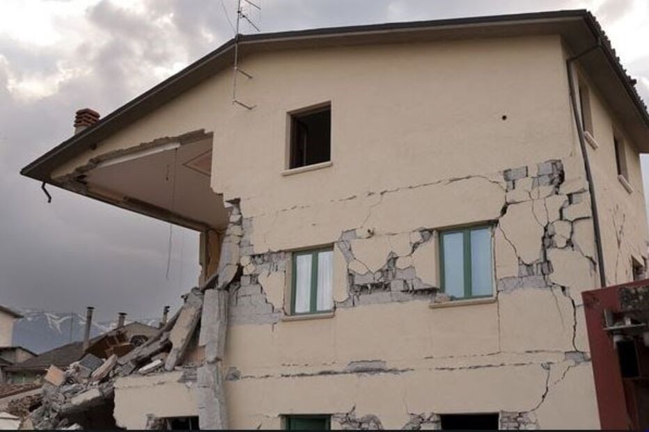Sismo de magnitude 5,6 provoca dezenas de feridos e danos materiais no Irão