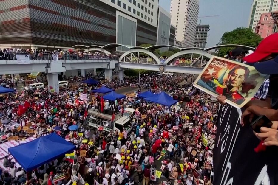 Manifestantes voltam a sair à rua contra golpe militar em Myanmar