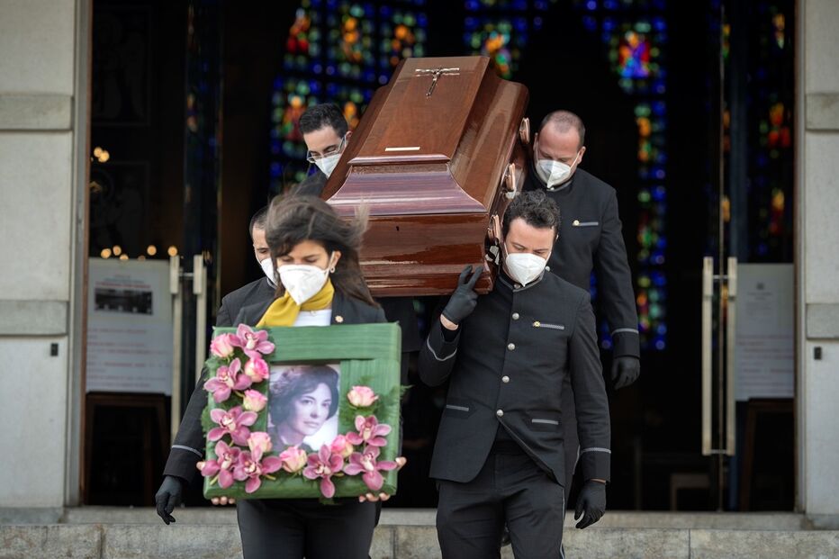 O corpo de Carmen Dolores no momento em que deixou a igreja em direção ao Cemitério do Lumiar