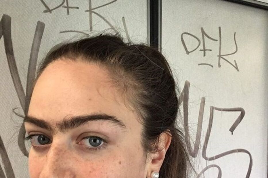 Eldina não faz buço ou sobrancelhas há um ano