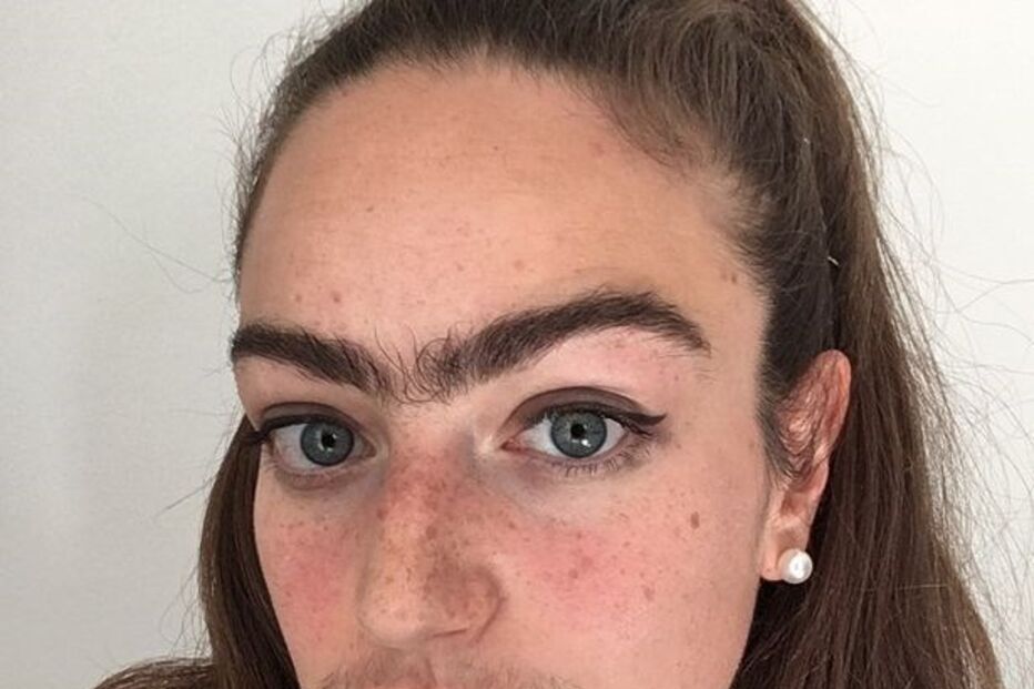 Eldina não faz buço ou sobrancelhas há um ano