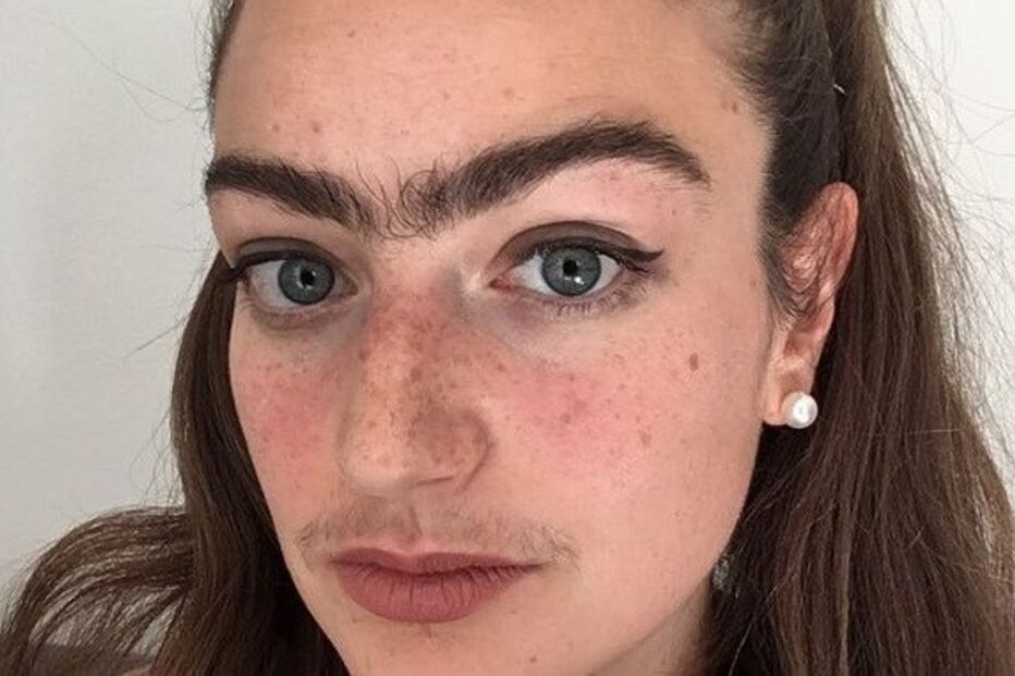 Eldina não faz buço ou sobrancelhas há um ano