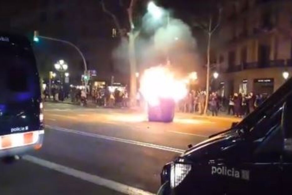 Caos em Barcelona: Bolsa vandalizada, lojas saqueadas e confrontos entre polícia e manifestantes pelo rapper Hasél