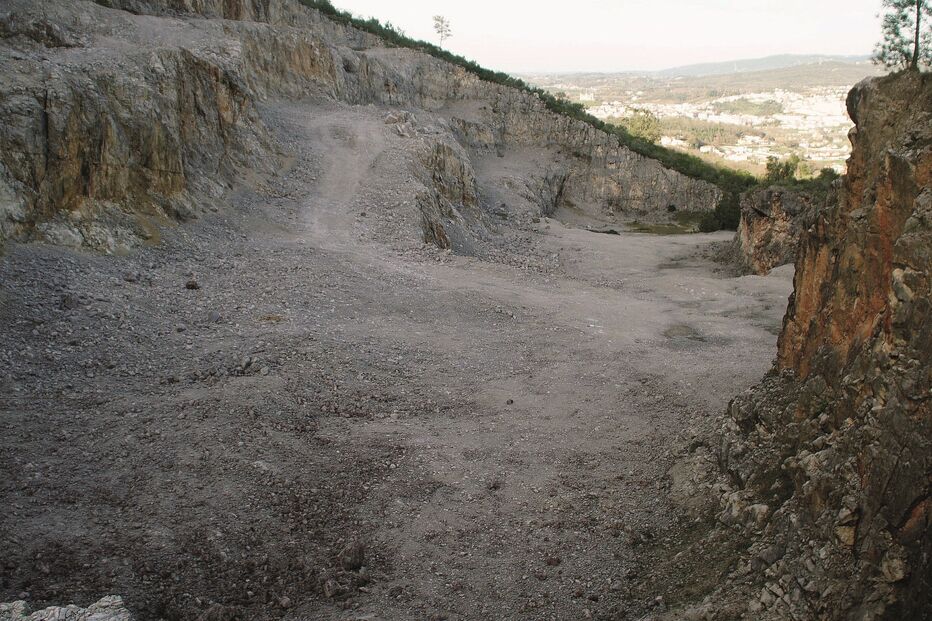 Objetivo do projeto ainda por aprovar é preencher o enorme buraco na serra com inertes sobrantes provenientes de outras explorações de calcário da região