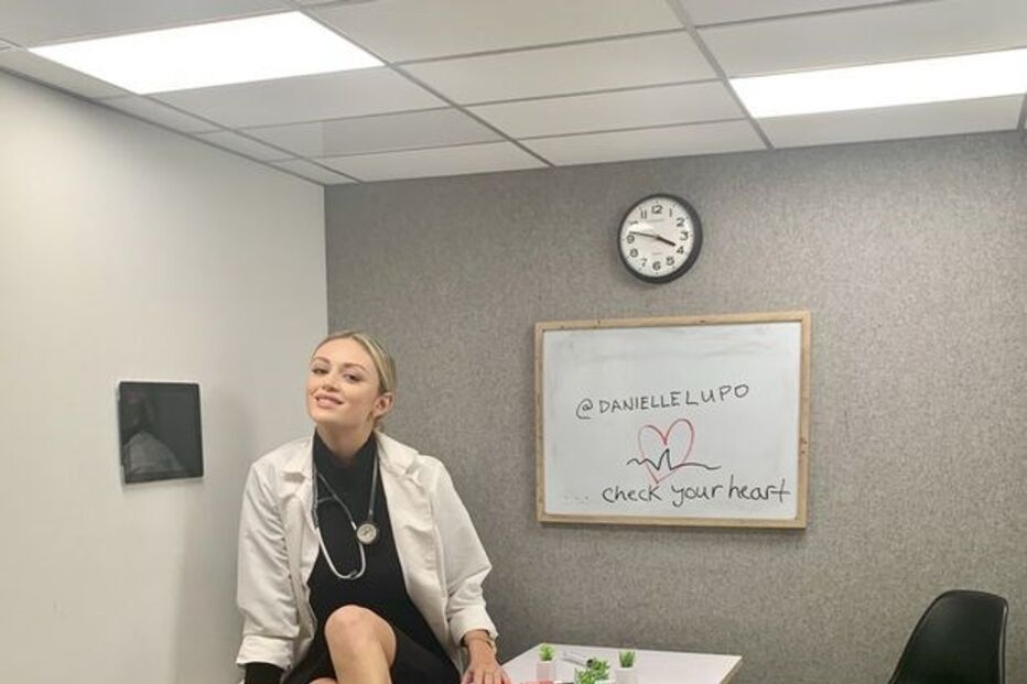 Danielle Lupo é modelo da Playboy e profissional de saúde