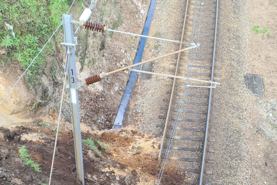 Derrocada de talude corta Linha de Leixões