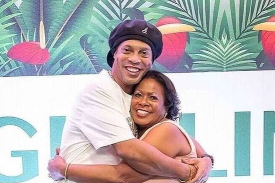 Ronaldinho Gaúcho ao lado da mãe, Miguelina