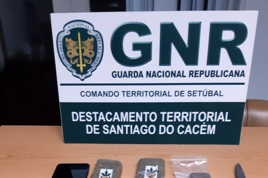 GNR detém alegado traficante de droga em Sines e apreende 2.180 doses de haxixe