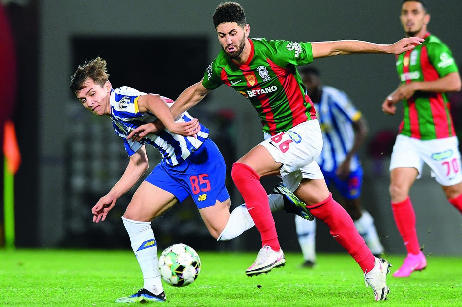 Francisco Conceição, que foi decisivo ao sofrer o penálti que resultou no 2-1 para o FC Porto, é pressionado por Léo Andrade, que marcou o golo do Marítimo 