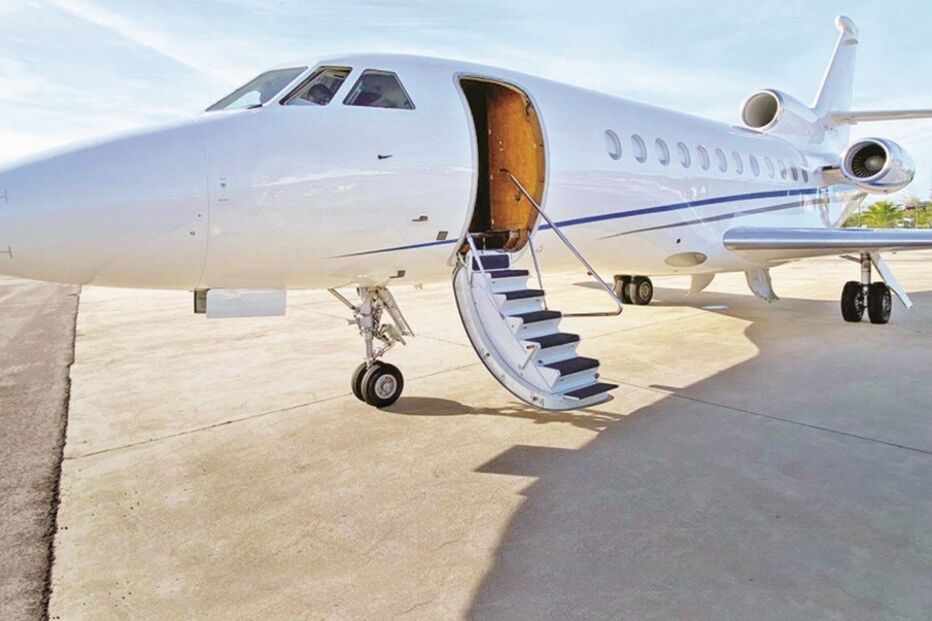 Falcon 900B transporta até 14 pessoas