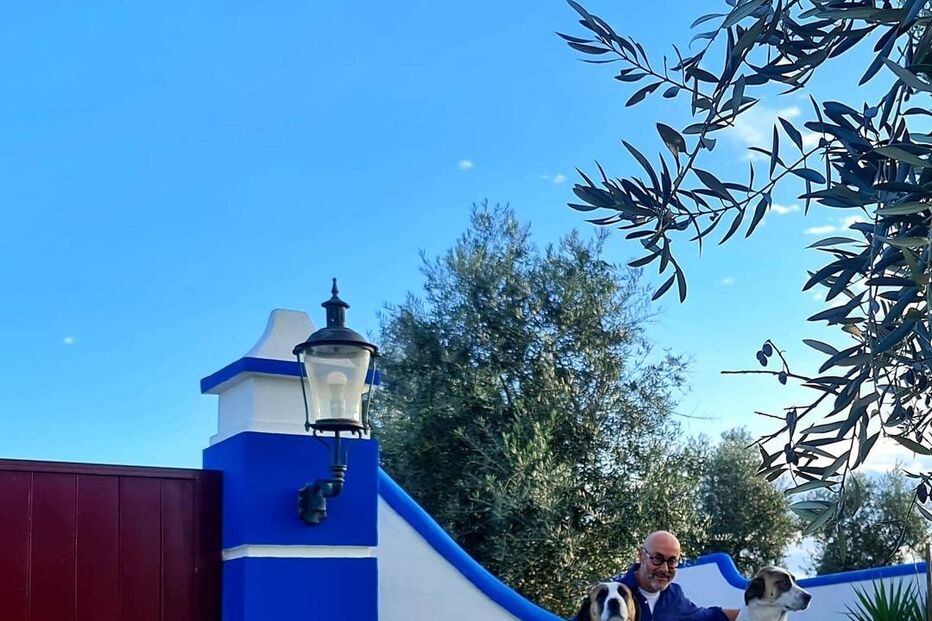O companheiro de Manuel Luís Goucha com os cães do casal