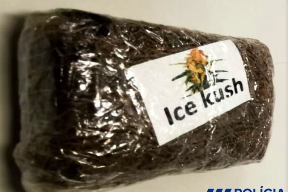 Conduz mota sem carta de condução e leva embalagem de haxixe