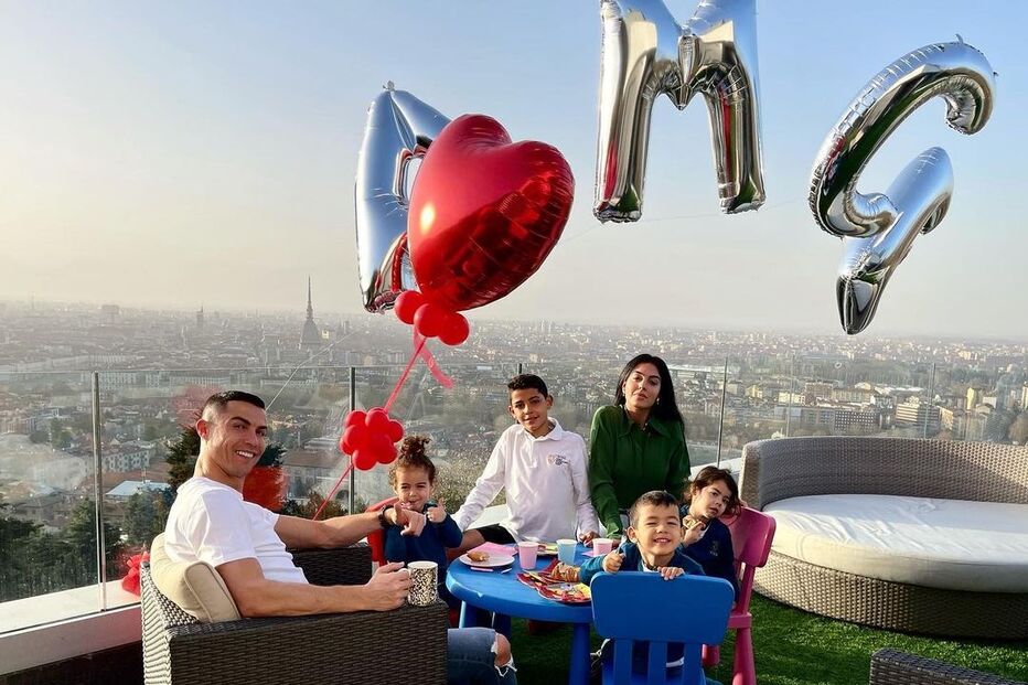 Georgina Rodríguez e Cristiano Ronaldo com os filhos