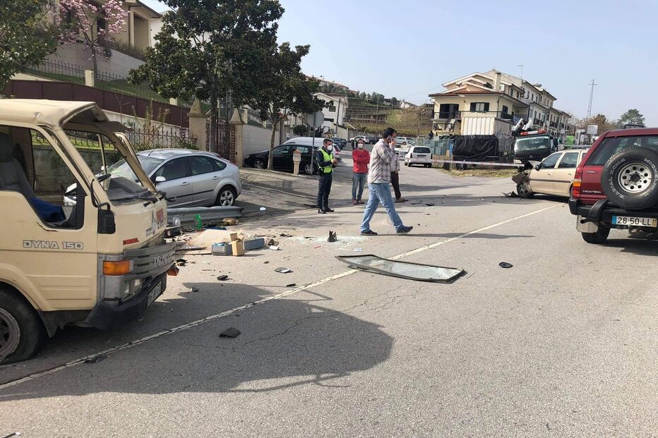 Homem ferido em aparatoso acidente que envolveu dois carros e uma carrinha em Braga