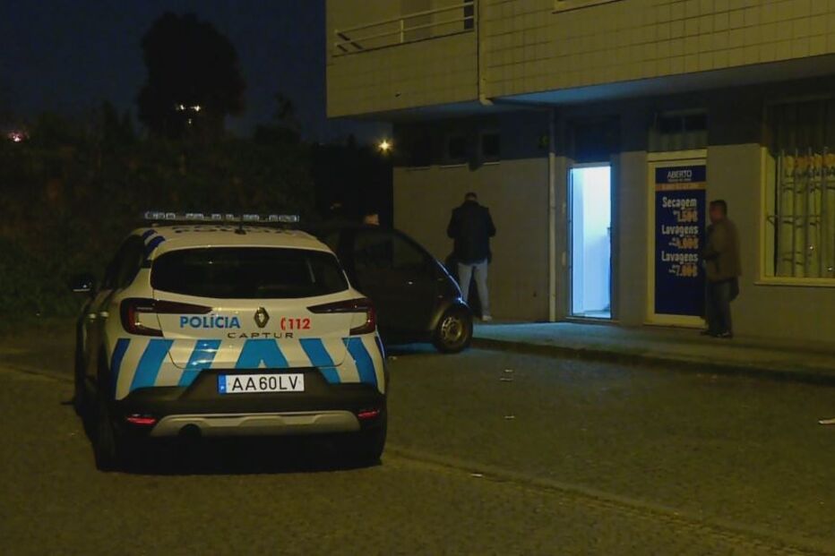 Funcionário de papelaria na Maia ameaçada com arma de fogo e agredida por dois ladrões