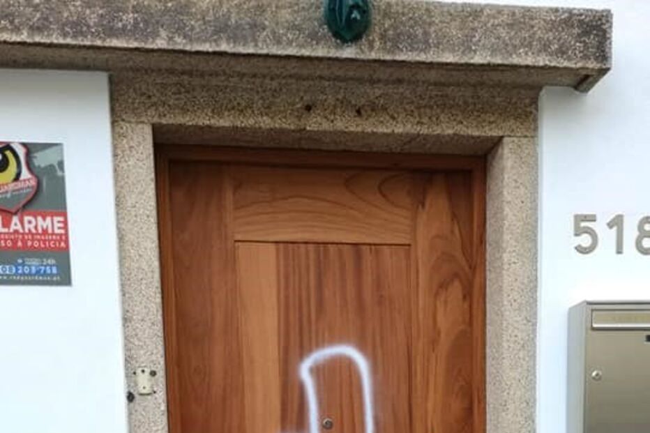 Associação do Sporting no Porto vandalizada com grafitis. Veja as imagens