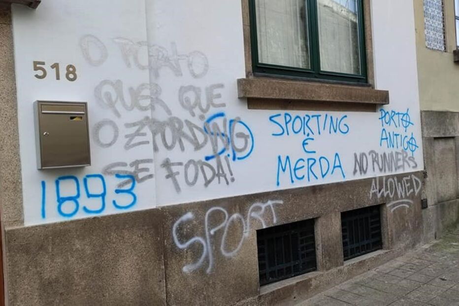 Associação do Sporting no Porto vandalizada com grafitis. Veja as imagens