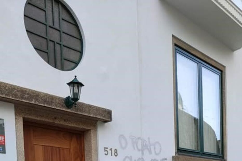 Associação do Sporting no Porto vandalizada com grafitis. Veja as imagens
