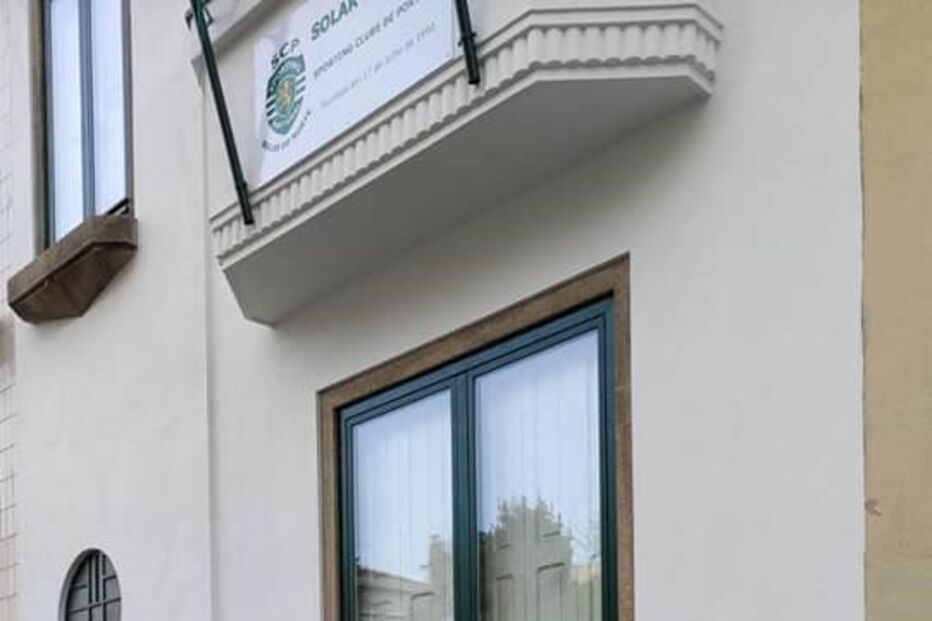 Associação do Sporting no Porto vandalizada com grafitis. Veja as imagens