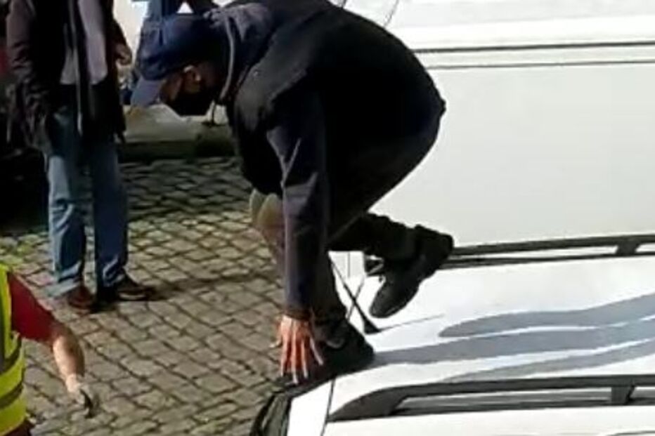 Ladrão encurralado puxa de navalha para fugir 