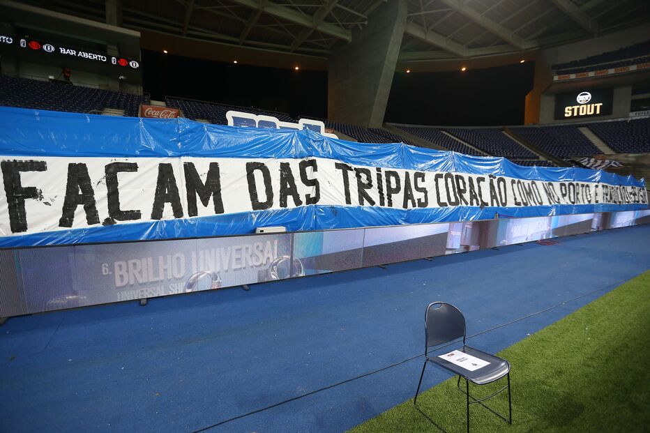 Tarja colocada no Dragão em homenagem a Alfredo Quintana