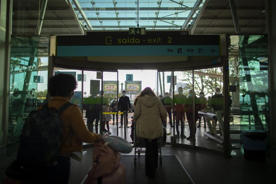 Voo de repatriamento do Brasil já chegou a Portugal. Veja as imagens no Aeroporto de Lisboa