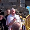 Papa Francisco solta pomba branca como homenagem às vitímas da guerra em Mossul, no Iraque