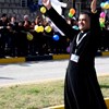 Padre iraquiano celebra visita de Papa Francisco com música e dança. Veja o momento