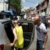População idosa das favelas de São Paulo recebe viagens grátis até aos centros de vacinação