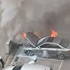 Carro consumido pelas chamas no parque de estacionamento do Hospital de Vila Franca de Xira