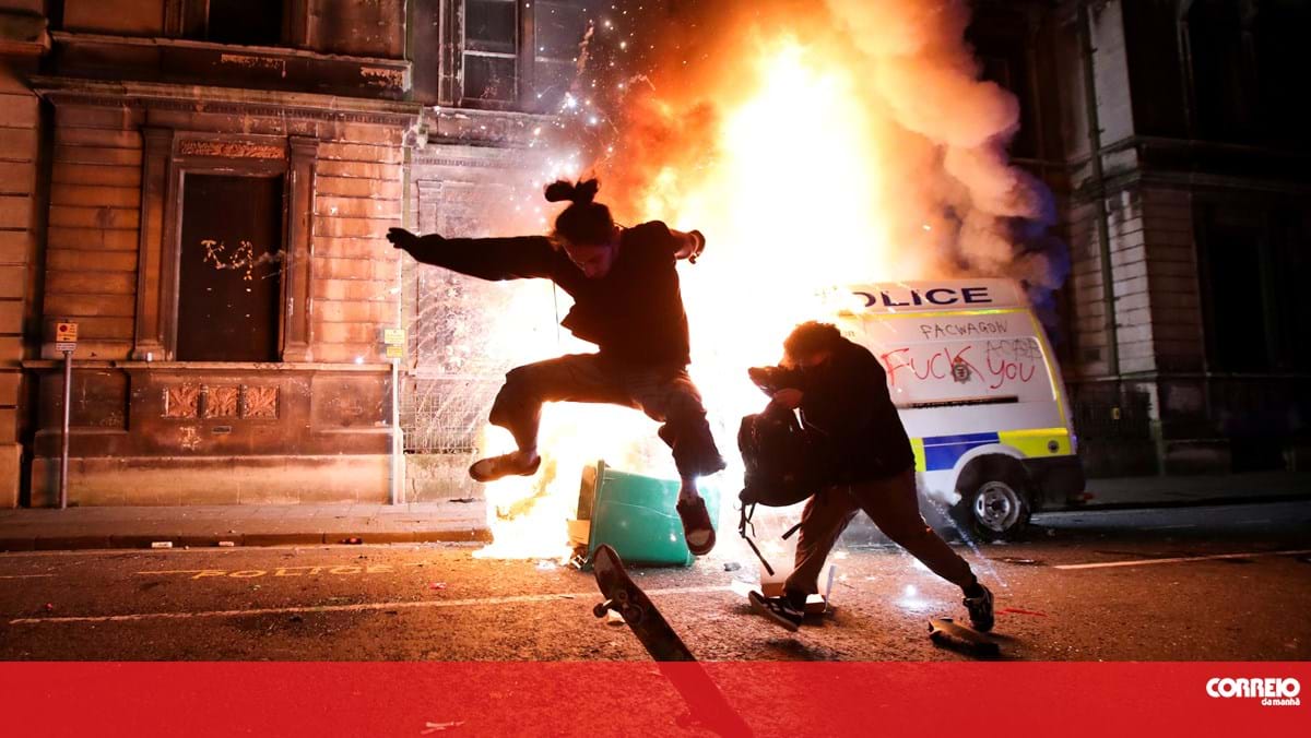 Polícia britânica detém 595 pessoas em protestos e contraprotestos – Mundo