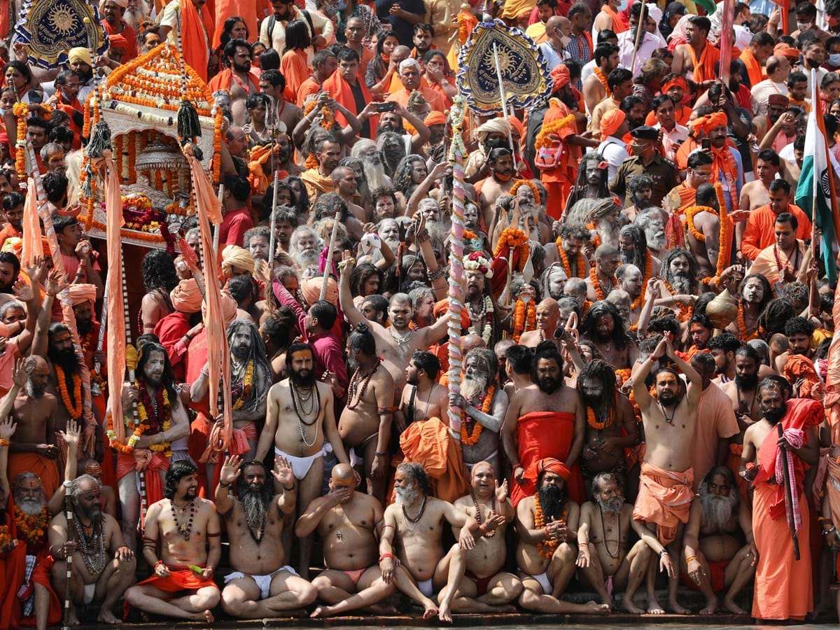 Milhares de indianos celebram festival hindu com banho no rio