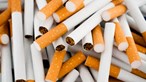 Mais de 100 mil cigarros apreendidos em malas de porão no aeroporto de Lisboa