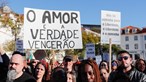 Centenas de pessoas manifestam-se sem máscara no centro de Lisboa contra confinamento. Veja as imagens