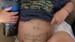 Mãe em choque ao receber mensagem de educadora de infância escrita na barriga do filho bebé
