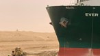 Circulação no Canal do Suez suspensa para retirar navio encalhado. Veja as imagens