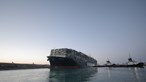 Mais de 400 embarcações aguardam no Canal do Suez após seis dias de bloqueio