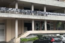 Tarja a ameaçar invasão de treino colocada junto à academia do Vitória de Guimarães