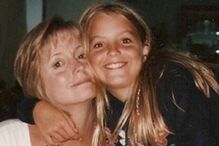 Jessica Athayde em jovem ao lado da mãe