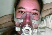 Está internada, a receber oxigénio, e para dormir precisa de ventilador    